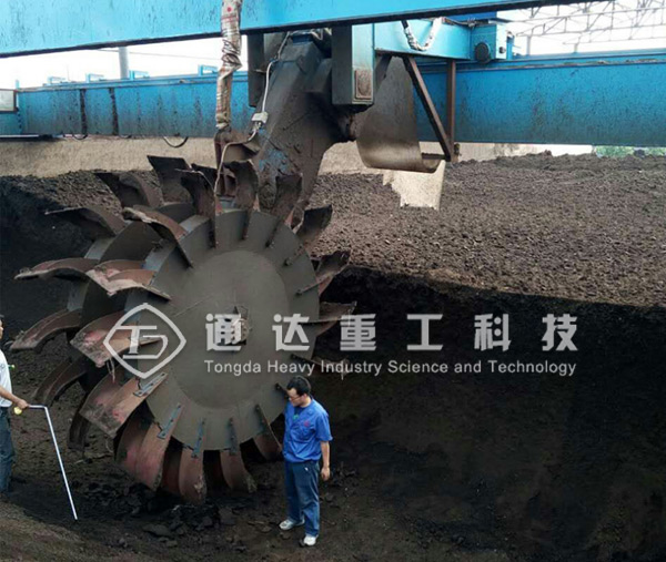 出鏡率較高的發(fā)酵設(shè)備---行走式翻拋機(jī)介紹