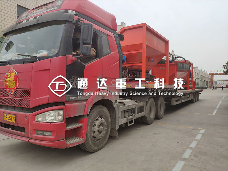 粉狀有機(jī)肥生產(chǎn)線裝車完畢，即將發(fā)往深圳